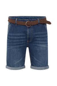 Denimshorts i mörkblått med uppvikt fåll, prydda med ett flätat brunt bälte med metallspänne, avslappnad design med framfickor.