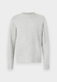 Pull en maille gris clair avec un motif en losanges texturé, col rond, et bords-côtes aux poignets et à l'ourlet. Coupe standard avec manches longues.