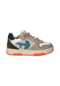 Sneaker met een beige suède bovenwerk, blauwe en witte leren accenten, gestructureerde details en een oranje rubberen zool.