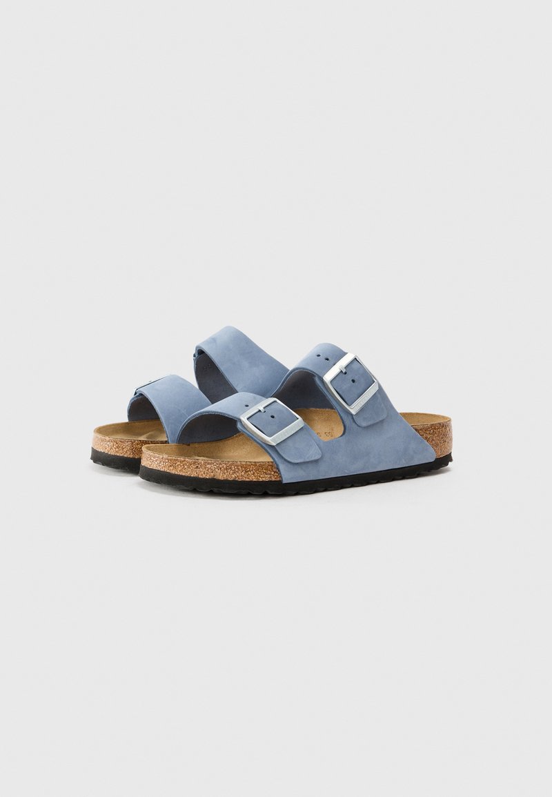Blaue Wildledersandalen mit zwei breiten Riemen und verstellbaren silbernen Schnallen, einem Korkfußbett und einer strukturierten schwarzen Gummisohle.