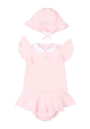 Miękka różowa sukienka dla niemowląt z białym kołnierzykiem i falbankami na rękawach, w zestawie z pasującym różowym kapeluszem przeciwsłonecznym z paskami pod brodą.