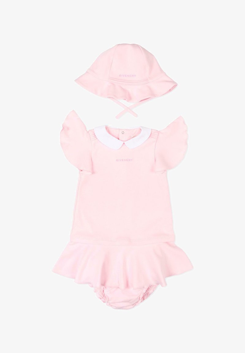 Robe bébé rose douce avec col blanc et manches à volants, associée à un chapeau de soleil rose assorti avec des brides sous le menton.