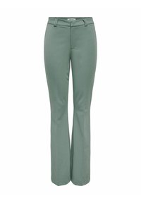 Pantalon évasé vert à la texture lisse. Il présente un devant plat, des passants pour ceinture et une fermeture éclair dissimulée à la taille.