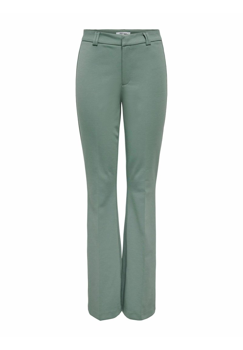 Pantalon évasé vert à la texture lisse. Il présente un devant plat, des passants pour ceinture et une fermeture éclair dissimulée à la taille.