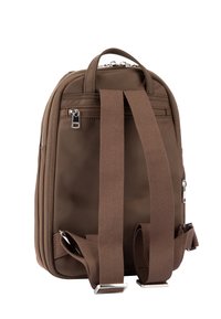 Brązowy plecak wykonany z trwałego materiału, wyposażony w zasuwany zamek na górze, regulowane paski z tkaniny oraz srebrne elementy ozdobne.