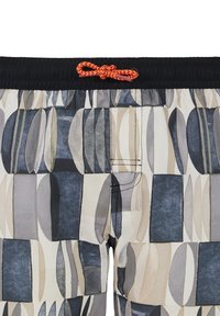 Costume da bagno con un motivo geometrico orizzontale multicolore in blu navy, grigio e beige. Vita regolabile nera con un cordoncino arancione.