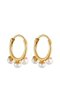 Guld hoops øreringe med tre små hvide perler på hver, med en glat finish og et sikkert hængselslukningsdesign.