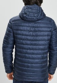 Dunkelblauer Pufferjacke mit Kapuze, featuring horizontales Steppdesign, glatte Textur und elastische Bündchen. Ideal für Isolierung und Komfort.
