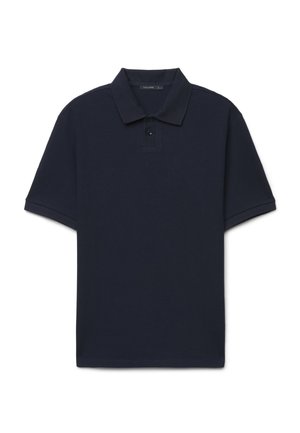 Polo blu navy scura a maniche corte con colletto e patta con due bottoni, mostrata distesa su sfondo bianco.
