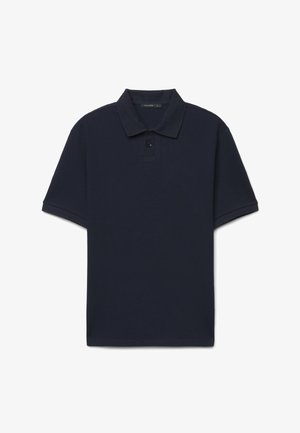 Polo blu navy scura a maniche corte con colletto e patta con due bottoni, mostrata distesa su sfondo bianco.
