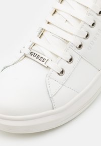 Guess VIBO - Sneakers basse - white