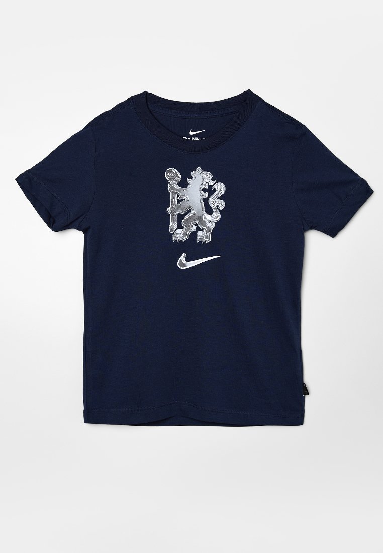 Marineblaues Kurzarm-T-Shirt mit silbernem Löwenemblem und weißem Nike-Swoosh-Logo, das in der Mitte der Brust platziert ist.