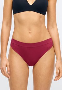 Bordowe, prążkowane bikini dolne z szerokim paskiem w talii i gładką fakturą, charakteryzujące się niskim stanem i minimalnym zakryciem.