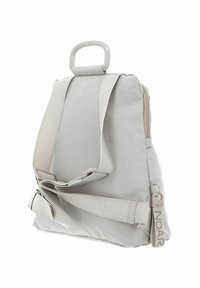 Sac à dos en maille grise avec une solide poignée supérieure, des bretelles ajustables et des garnitures en argent. Comprend une poche zippée sur le côté et un tissu texturé.