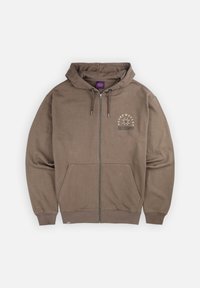 Felpa con zip marrone realizzata in tessuto morbido. Presenta una tasca a canguro, cappuccio con cordino e stampa del logo sul petto. Polsini e orlo a coste.