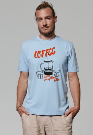 COFFEE MAKES EVERYTHING BETTER - T-shirt print - blue soul