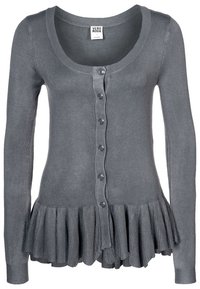 Szary kardigan wykonany z miękkiej dzianiny, z okrągłym dekoltem, długimi rękawami i poszerzanym dołem z falbanką oraz zapięciem na guziki z przodu.