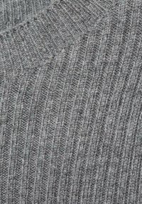 Texture de tissu tricoté côtelé gris avec des lignes verticales. Le matériau est doux, avec un léger éclat et de subtiles variations de tons gris.