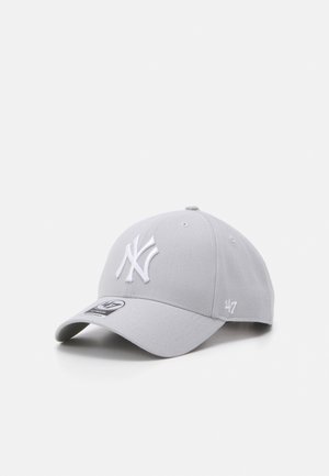 Graue Baseballmütze mit einem weißen gestickten Logo der New York Yankees, gekrümmtem Schirm und einem Etikett auf der Vorderseite. Hergestellt aus langlebigem Material.