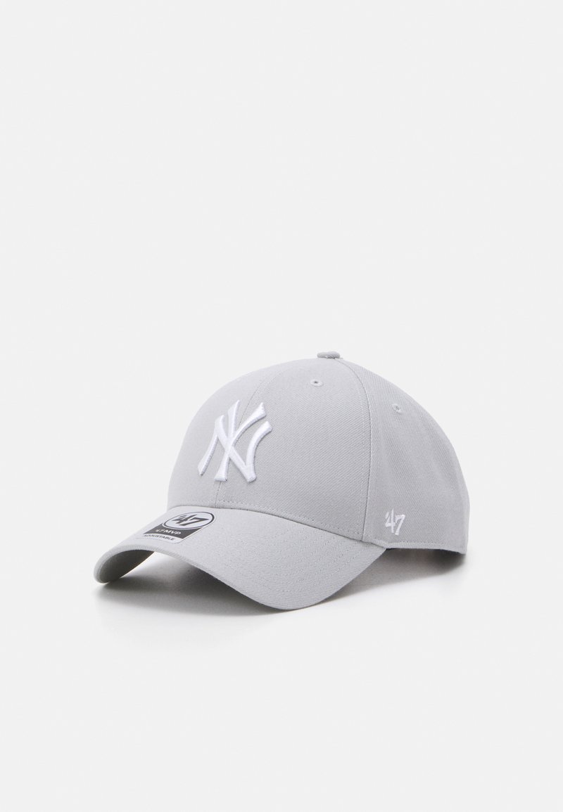 Grå baseballcap med en hvit brodert New York Yankees-logo, buet skygge og et merke på forsiden. Laget av slitesterkt stoff.