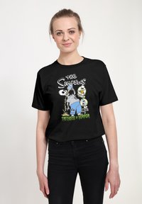 Camiseta negra con una imagen gráfica colorida de los personajes de "Los Simpson" y el texto "Treehouse of Horror" en verde.
