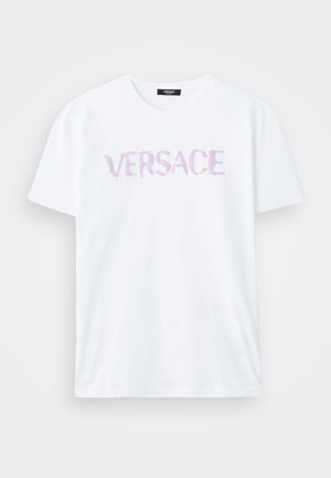 Valge puuvillane T-särk, lahtise lõike ja ümmarguse kaelusega. Rinnal on pehme lilla akvarellitaoliselt trükitud "VERSACE".