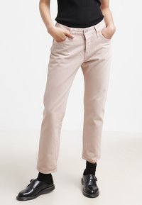 Pantalones de algodón rosa claro con corte recto, cinco bolsillos y trabillas para cinturón. Cuentan con un cierre de botón y cremallera en la cintura.