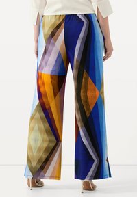 Wijdvallende broek met een kleurrijk geometrisch patroon in blauw, bruin en oranje; gemaakt van soepel materiaal met een elastische tailleband.