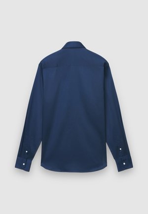 Marineblaues langärmeliges Hemd mit spitzem Kragen, glattem Stoff, Knopfmanschetten und abgerundetem Saum. Keine sichtbaren Muster oder Logos.