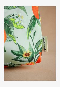 Neizvēlēts, green oranges