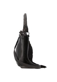 Sort lædertaske med en tekstureret sidelind, der har et flettet håndtag, justerbar rem og et slankt, kompakt design.