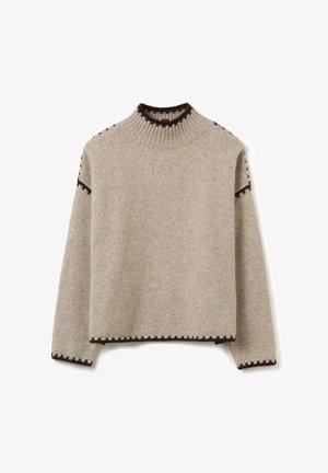 Beige gestrickter Pullover mit hohem ribbelndem Kragen. Mit dunkelbraunen Nähten an den Schulter nähten und dem Saum. Weiche Textur.