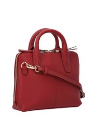 Borsa a mano in pelle rossa con finitura texturizzata, doppi manici, tracolla regolabile e hardware color oro, con chiusura con cerniera.