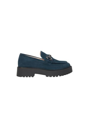 Mocassini in suede blu scuro con una suola piatta nera spessa. Presentano una fibbia decorativa sulla parte anteriore e un design classico con punta rotonda.