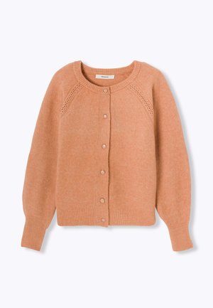 Cardigan en tricot de couleur pêche avec un col rond, une fermeture à boutons à l'avant et des poignets côtelés. Présente des détails de motifs complexes sur les épaules.