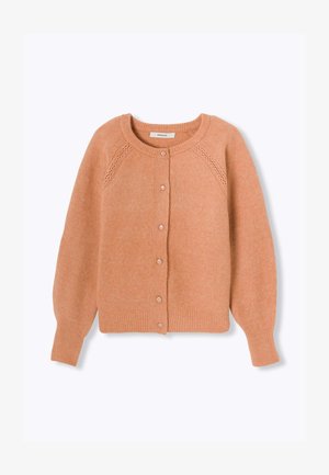 Cardigan en tricot de couleur pêche avec un col rond, une fermeture à boutons à l'avant et des poignets côtelés. Présente des détails de motifs complexes sur les épaules.