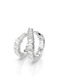 Okrągłe kolczyki z srebrowym wykończeniem, zdobione kwadratowymi i prostokątnymi przezroczystymi kamieniami szlachetnymi, prezentujące wieloaspektowy design.