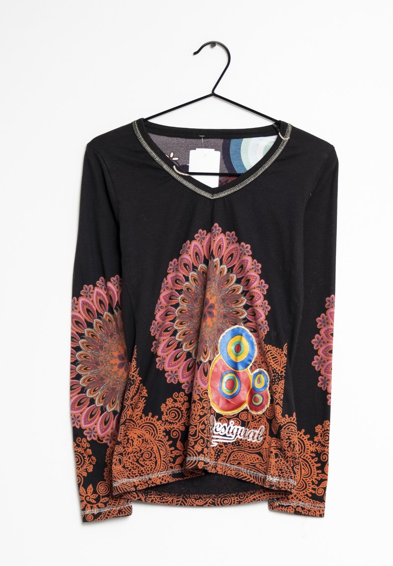 Svart skjorta med långa ärmar med färgglada blommiga mandalamönster i orange och lila, med koncentriska cirklar i blått, rött och gult.