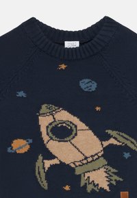 Pull marin avec un design de fusée en beige, vert et orange, accompagné de planètes et d'étoiles. Encolure ras du cou côtelée ; texture du tissu en tricot.