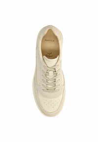 Sneaker met een romige leren bovenkant, voorzien van een geperforeerd teengedeelte, tonale veters en een gestructureerde rubberen zool. "Manfield" merkinterieur.
