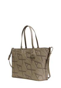 Borsa tote beige con design trapuntato, caratterizzata da una silhouette piatta, doppi manici superiori e una tracolla staccabile. Incluso charm con logo in metallo.