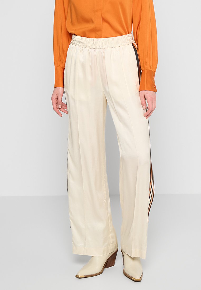 RELAXED FIT