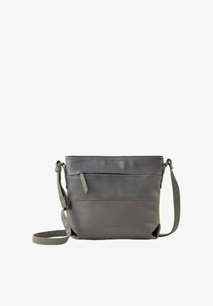 Siva prekrižna torba, ki združuje gladko in strukturirano usnje, ima žep z zadrgo ter dolgo nastavljivo naramnico. Kompaktna zasnova s subtilnim logotipom.