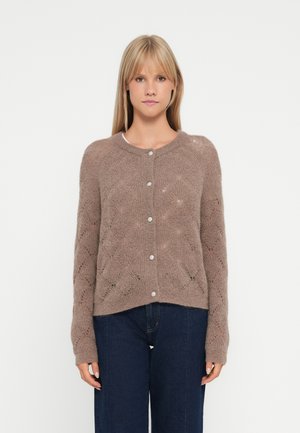 Cardigan en tricot brun avec un motif en losanges texturé, col rond, fermeture à boutons et manches longues. Matériau doux et léger.