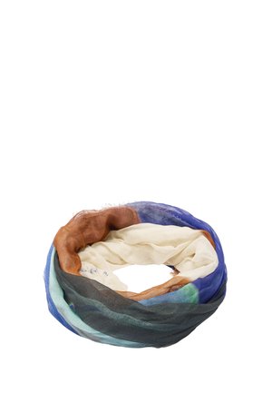 Lekki szal infinity z mieszanymi kolorami, w tym kremowym, brązowym, niebieskim, czarnym i zielonym, ułożonymi w ciągłą pętlę.