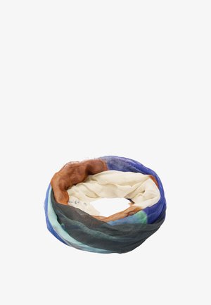 Lekki szal infinity z mieszanymi kolorami, w tym kremowym, brązowym, niebieskim, czarnym i zielonym, ułożonymi w ciągłą pętlę.