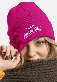 MoonWorks PATCH SKIFAHREN MIT SPRUCH TEAM APRÈS - Beanie - pink
