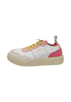 Weißer Sneaker mit pinken und gelben Akzenten. Verfügt über eine strukturierte Oberfläche, runde Zehenpartie und profillaufende Sohle. "CRICKIT"-Logo an der Seite.