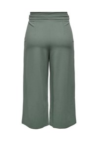 Zelené kalhoty s širokými nohavicemi a hladkým povrchem, s vysokým pasem a dvěma bočními kapsami. Jednoduchý design s délkou k kotníkům.