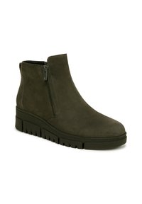 Donkergroene suede enkellaarsjes met een zijrits, ronde neus en een gestructureerde rubberen zool met diepe groeven voor grip.